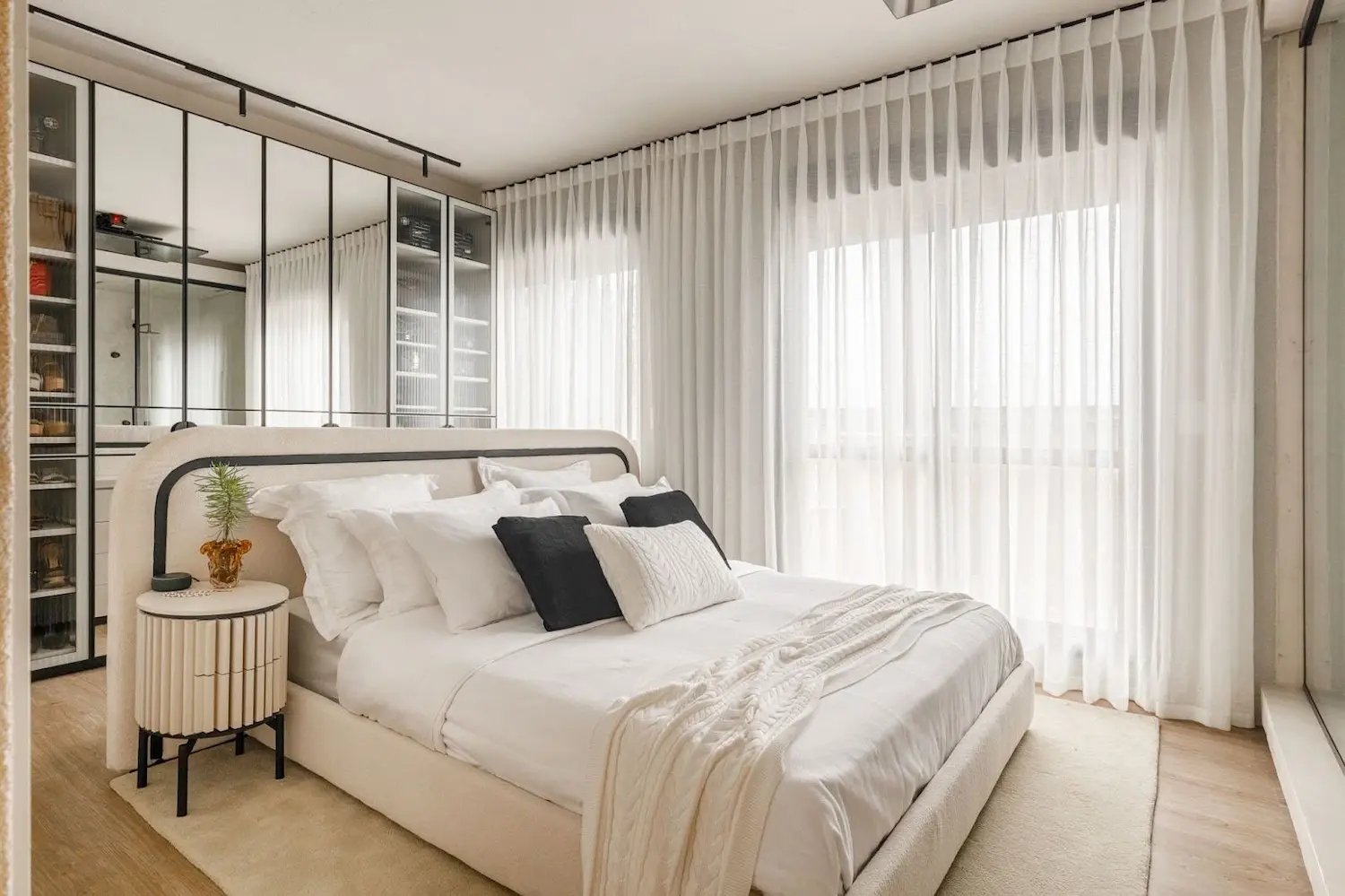 Um quarto projeto Evivva para casal funcional e elegante