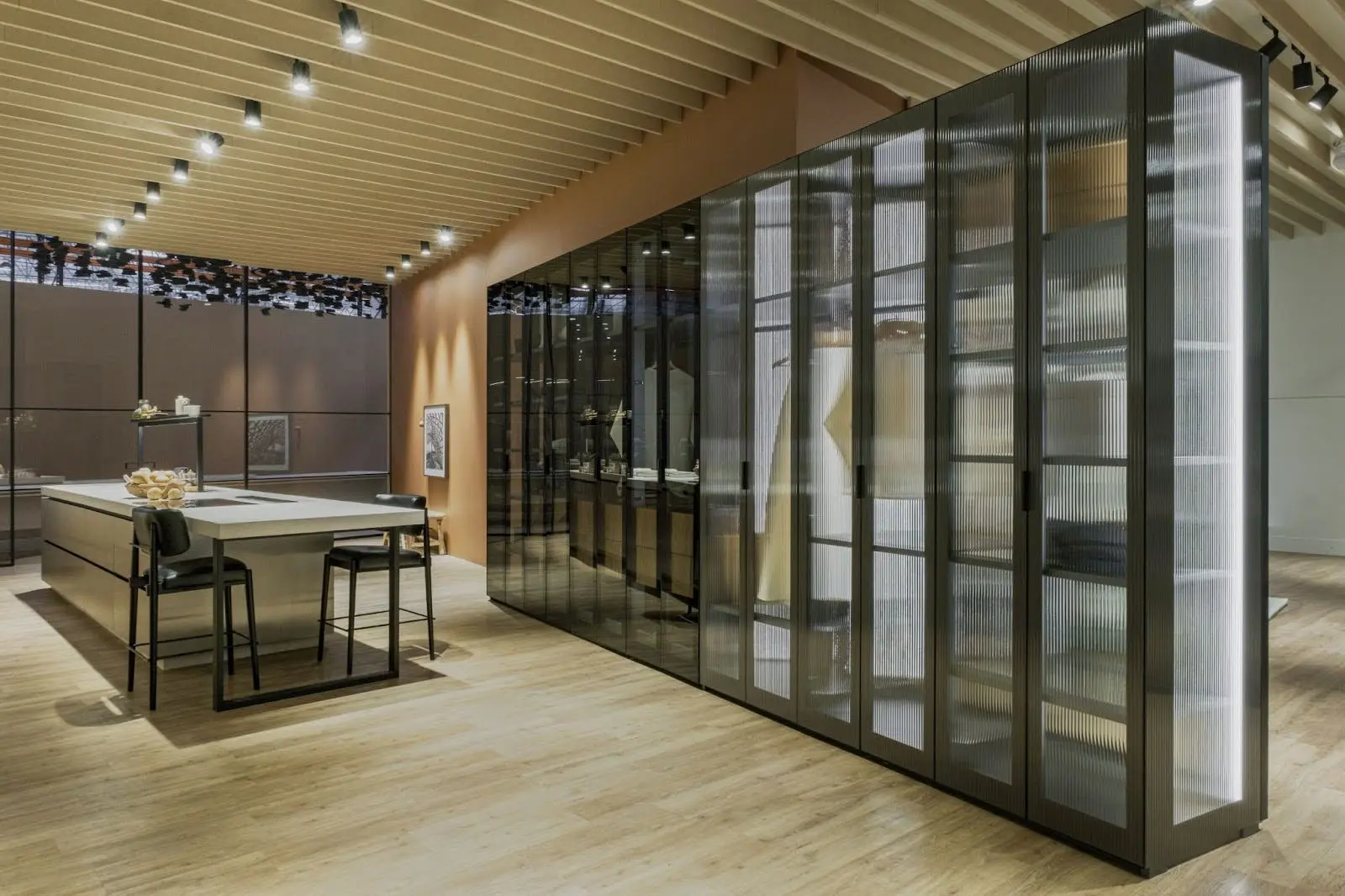 Uma estante Evviva com design atemporal e estética elegante, portas de vidro, prateleiras, gavetas e iluminação natural.